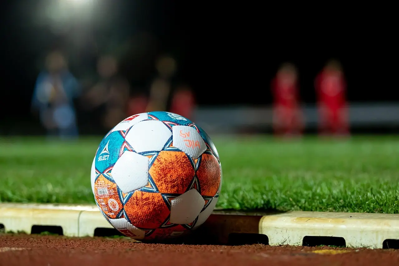 Klare hjemmegevinster, markant udebrag og dramatisk comeback: League One 2025/26 – runde 13 i fokus