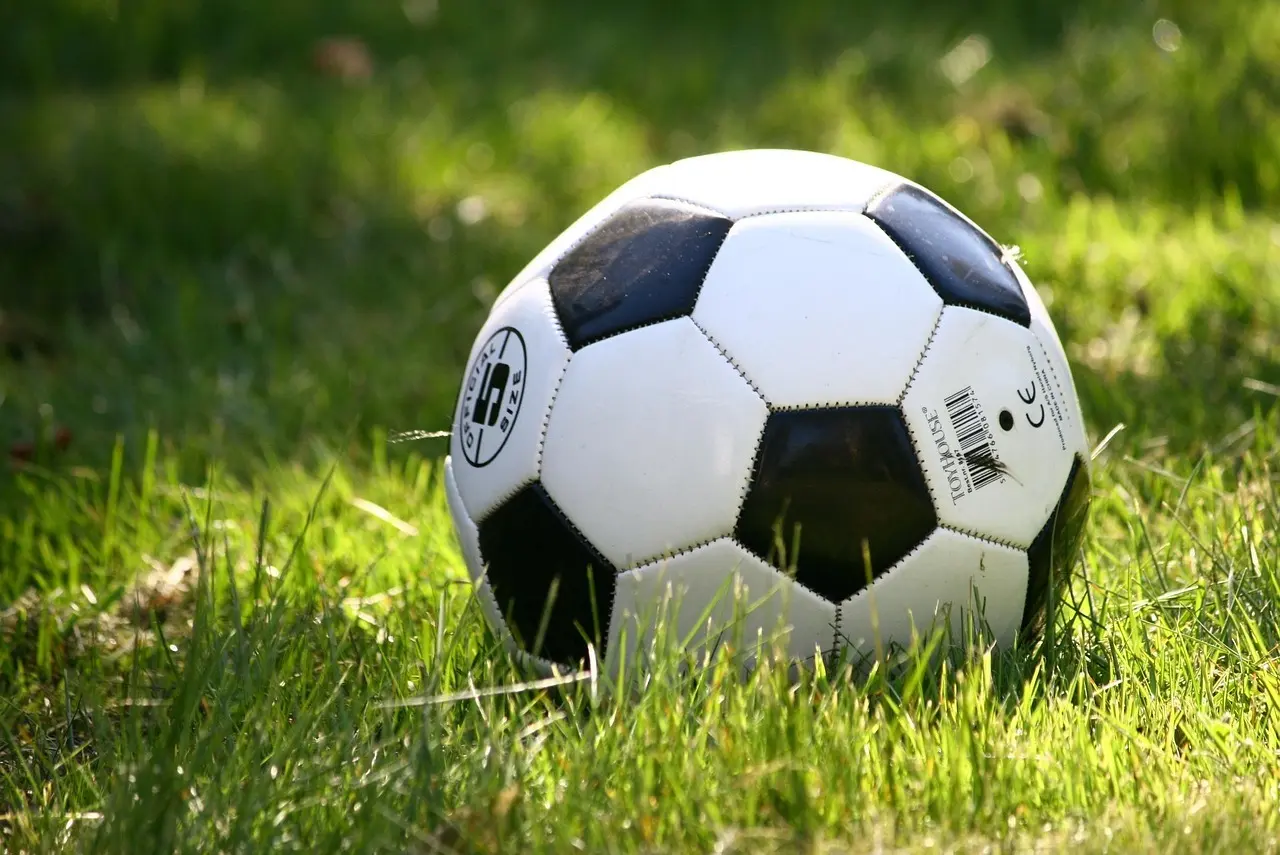 League One runde 7: udvisning i Kelty, straffespark og sene afgørelser prægede en tæt spillerunde