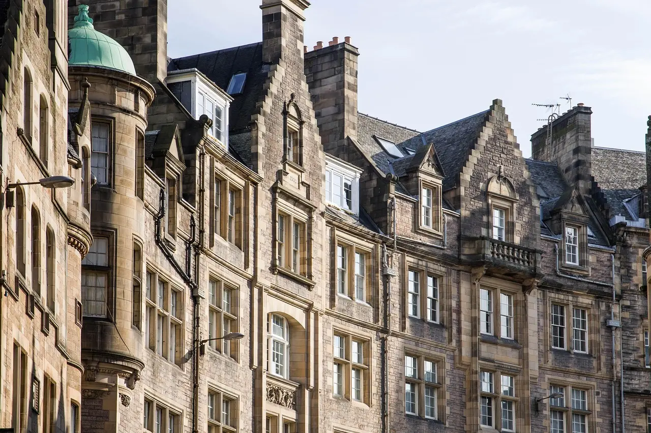 Hvordan er vejret i Edinburgh i maj måned?