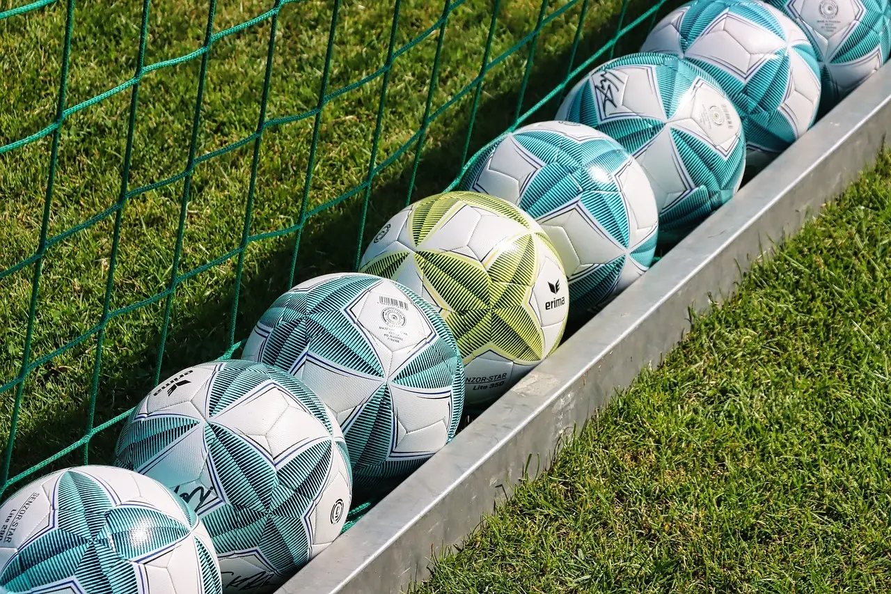 Bragende bold og sene udligninger – sådan åbnede Championship 2025/26