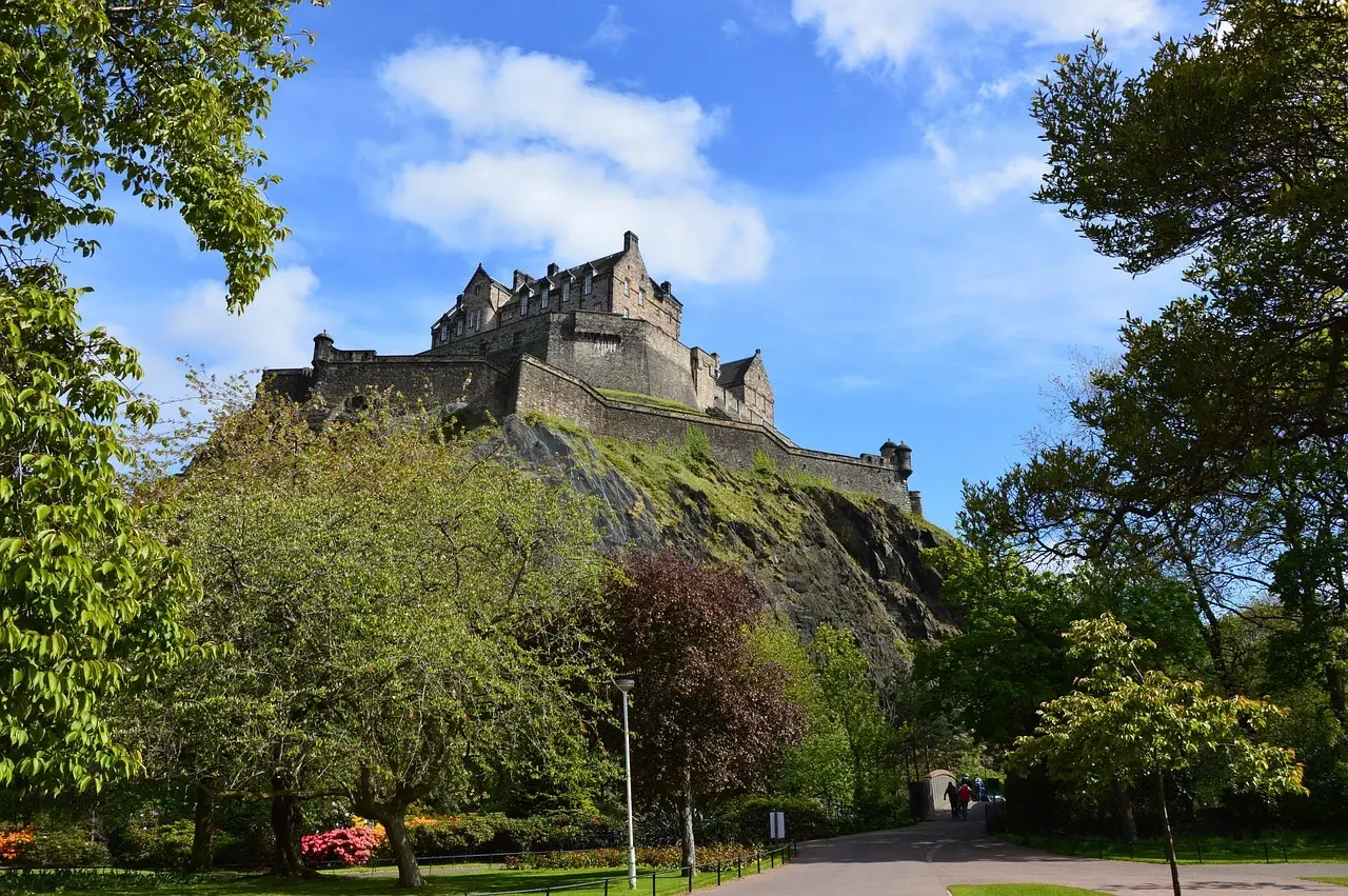 Hvordan er vejret i Edinburgh i juni måned?
