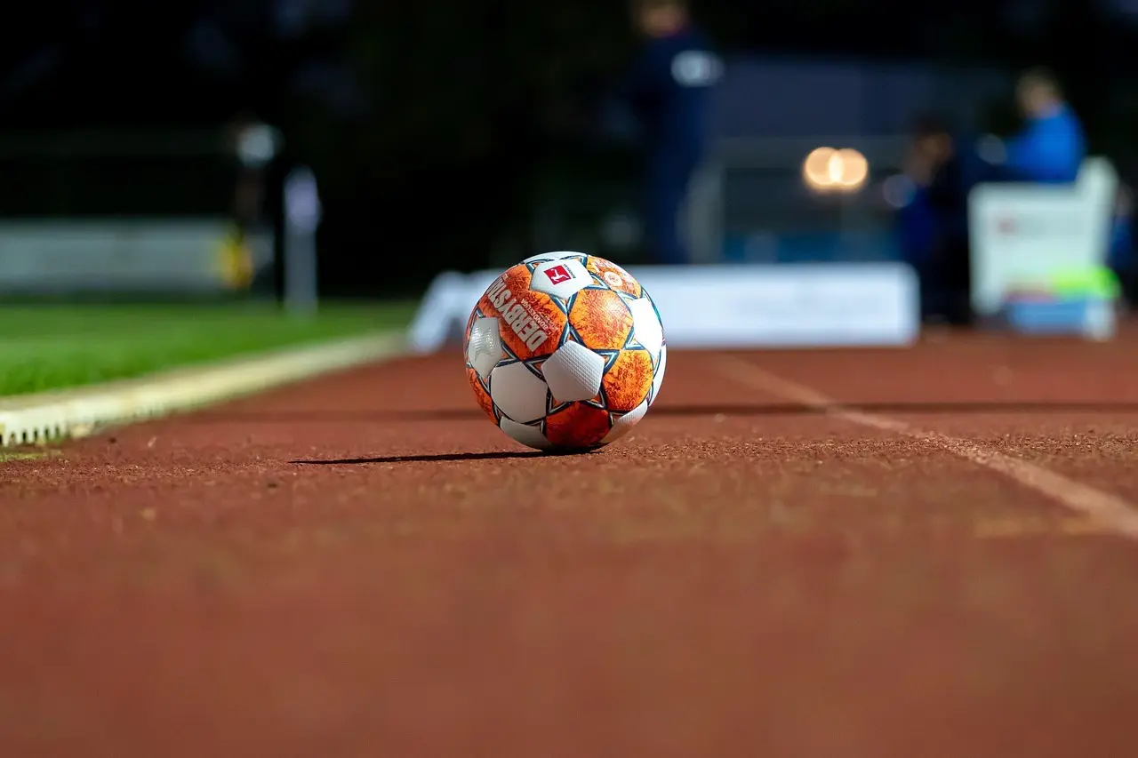 League One 25/26 runde 6: sene scoringer, smalle marginer og tre udebanesejre