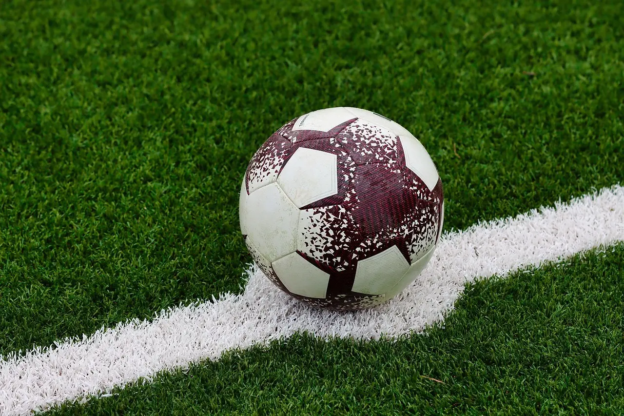 Mål, rødt kort og sene afgørelser: League Two runde 36 leverede store sejre og dramatiske vendepunkter