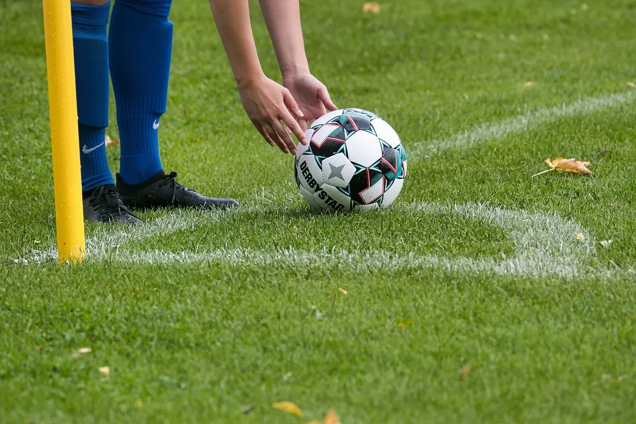 Smalle marginaler og disciplin i fokus: Premiership-runde 35 åbner med kneben hjemme­sejr i Falkirk