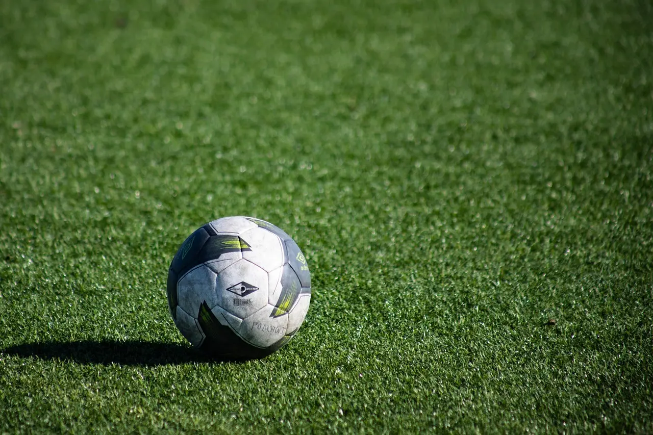 Stærke udebanesejre og sene udligninger: Premiership runde 12 samlet på skotskfodbold.dk